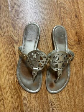 TORY BURCH  Metallic Gold Women’s Sandals Medallion  Size 9 M